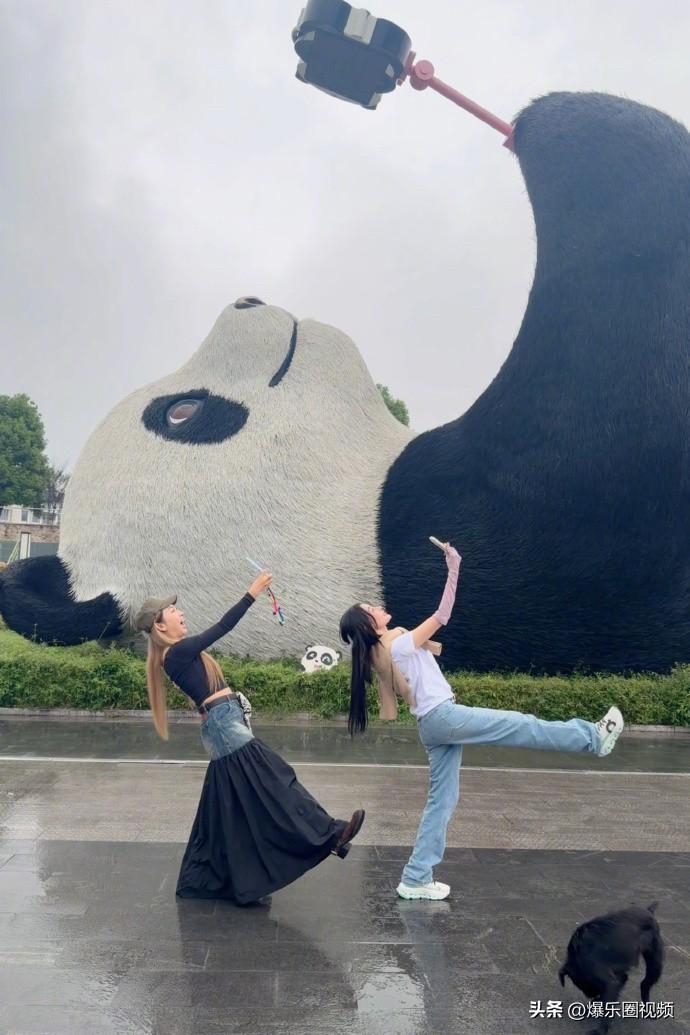 ❤️被张天爱这组都江堰出游图圈粉！奔赴熊猫小城，俏皮又有活力，抛开忙碌，沉浸式感