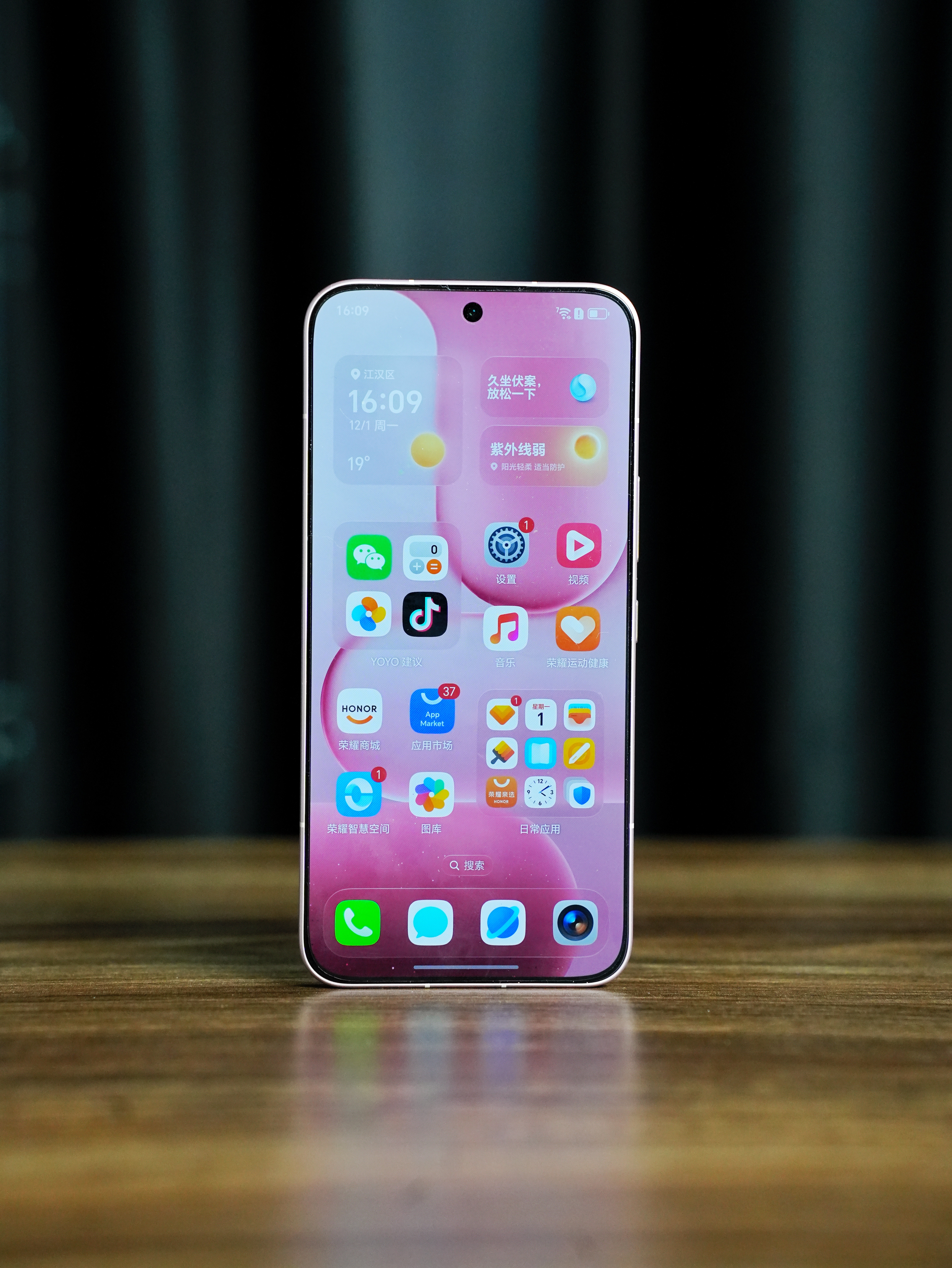 这次荣耀500系列颜值杀疯了！Pro版星光粉则采撷粉水晶的柔和光泽，粉彩光影轻盈