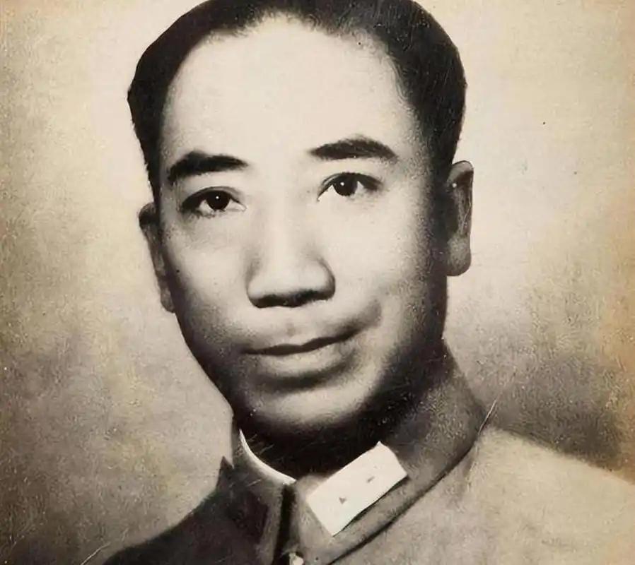 抗战结束后的南京，正是各种势力交织的时刻。中统、军统和各个政治派系在争夺权力的同