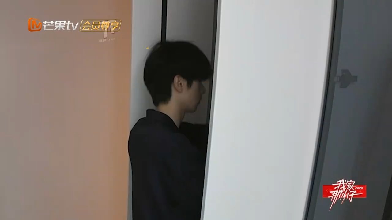 我冬天遛狗就余承恩这样我家那小子 冬日迷糊出门第一人！余承恩睡衣套外裤，真实还原