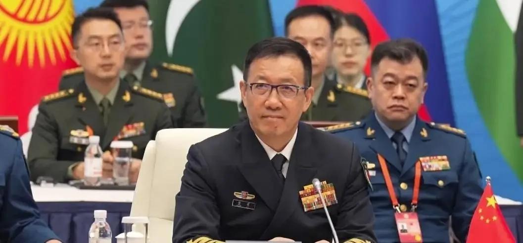 一位美籍华人表示，中国人不要高看自己了，连菲律宾这种小国，都敢针对你们，而你们只