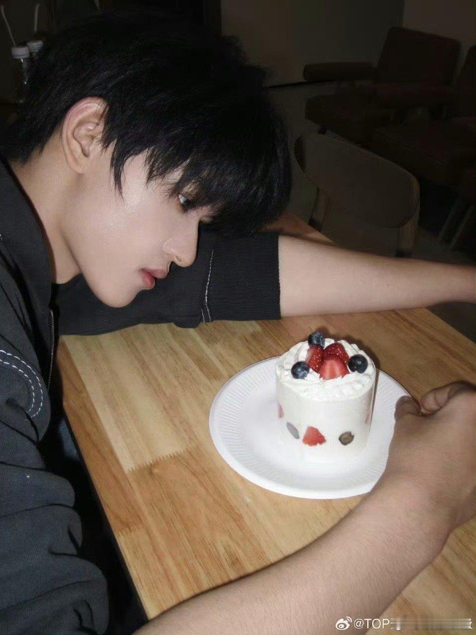 张极 给你们拍的张极不是抓拍是给你们拍的 从vlog碎片到舞台剧透，张极的每一份