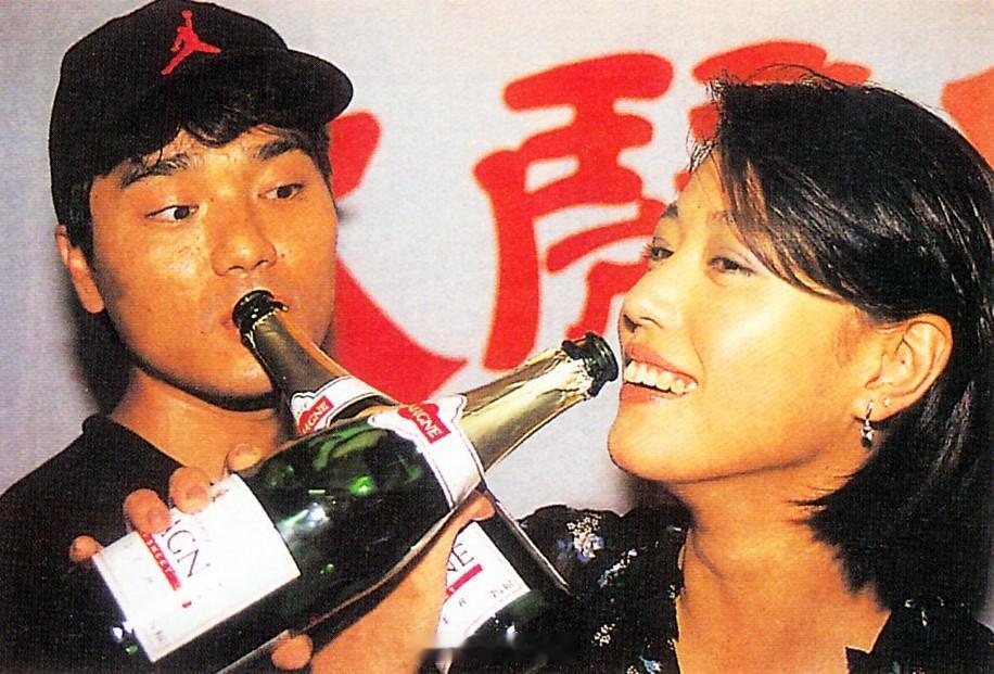#電影傳說扫描# 1997年，#林家栋# 和#周海媚# 一起庆祝电视剧《大闹广昌
