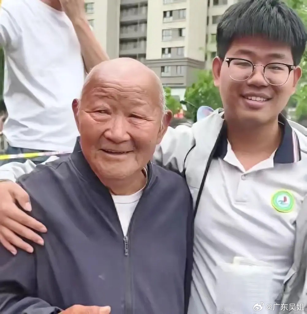 泪目！山东菏泽，77岁爷爷陪孙子高考，考完后，少年走出考场，一把搂住白发爷爷！谁