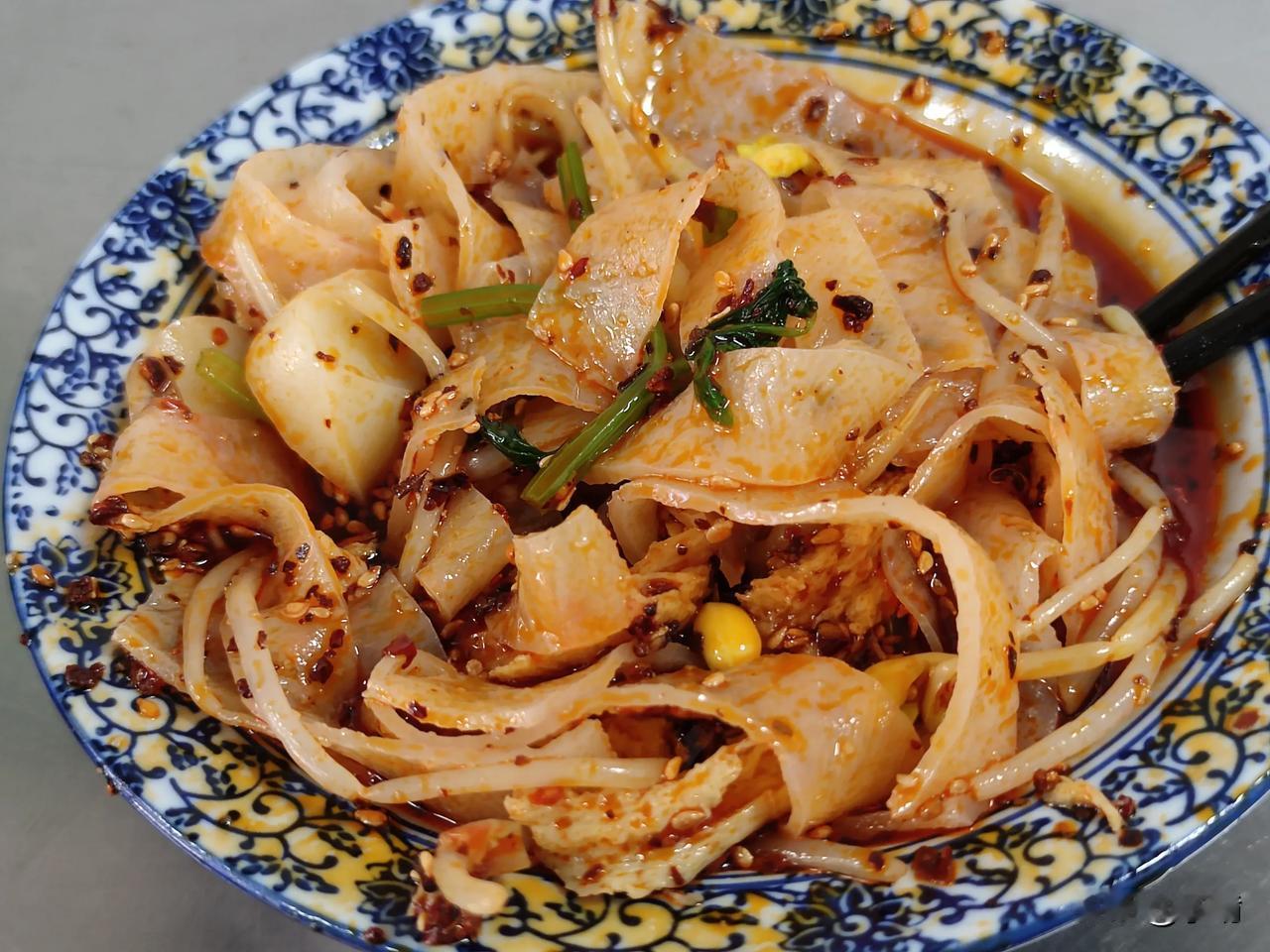 #西安美食纪录# 中午吃了个擀面皮，八块钱一碗，这个不是传统的擀面皮，这个是坊上