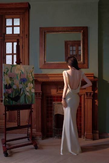 徐若晗裸背徐若晗裸背吊带裙 徐若晗裸背吊带裙 