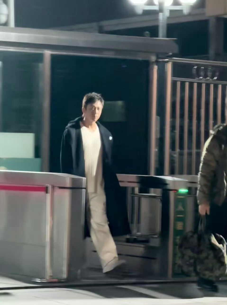 邓超又来考验春晚导播了 哈哈哈哈哈哈我真的要被邓超笑晕了😂别的艺人是来春晚表演