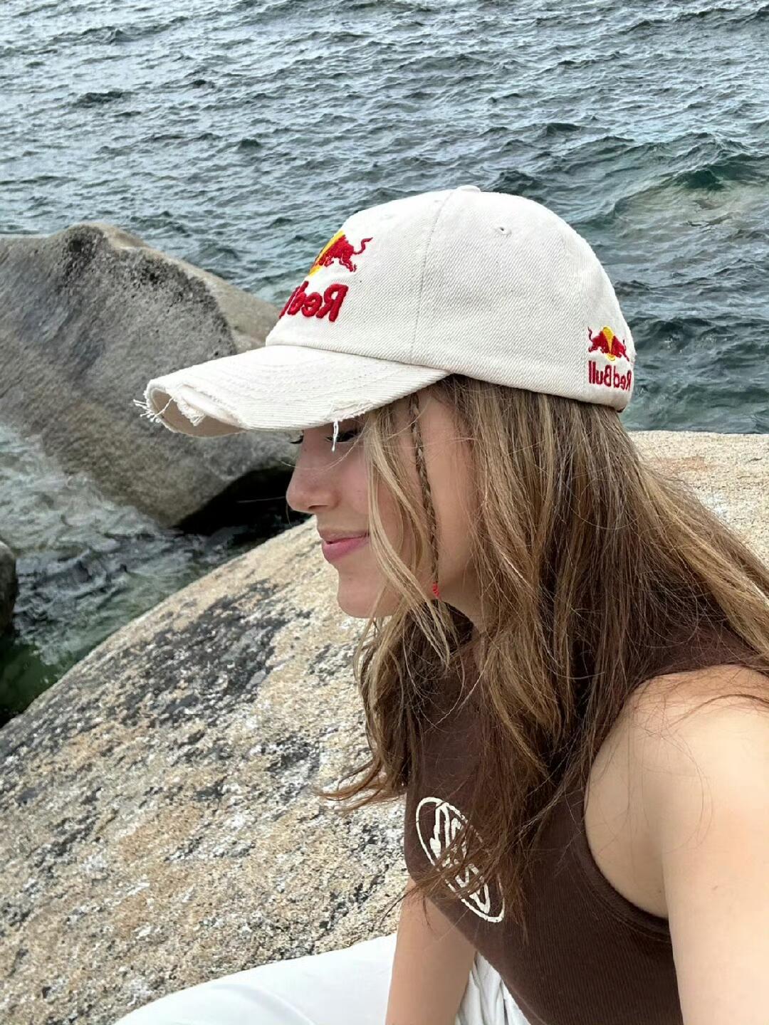 谷爱凌把红牛棒球帽戴成了潮牌 ​​​