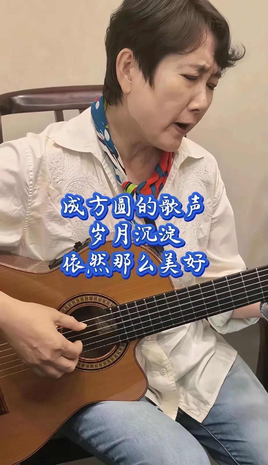 岁月真是一把“杀猪刀”，谁说没生育过孩子的女人显年轻呀！

你看！不是照样把没生