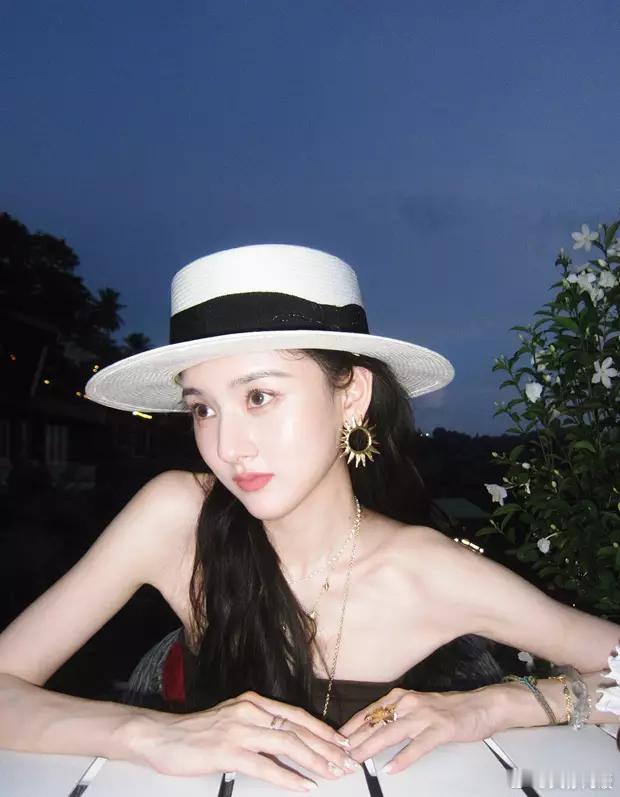 宋祖儿气质随性松弛，自带氛围感。 ​​​