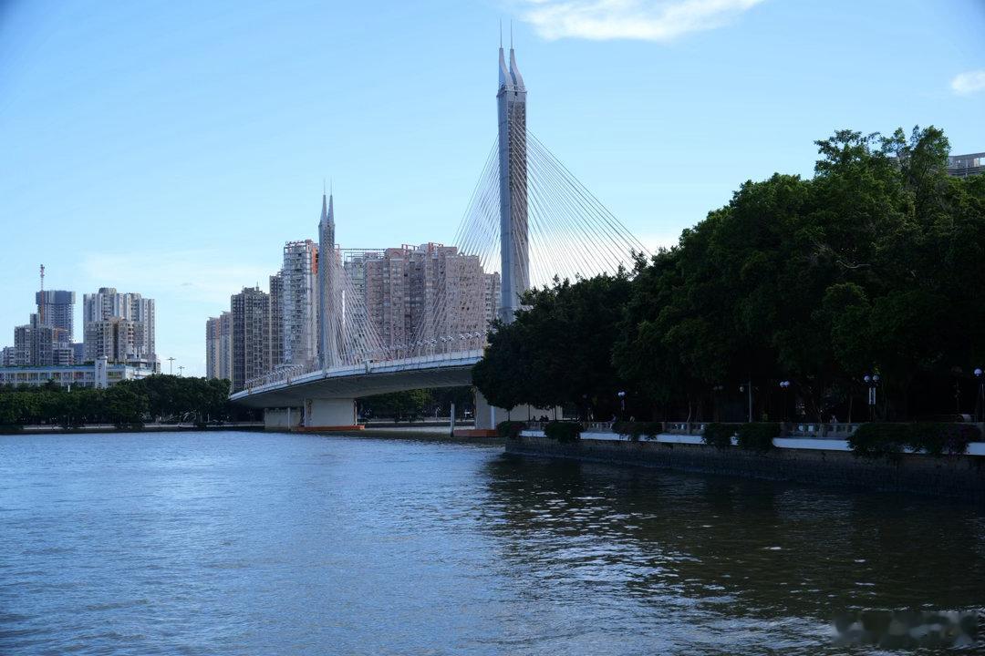 蓝天白云好时光，拍摄于广州海印桥海印桥蓝天白云 松下S9 铭匠50 1.8neo