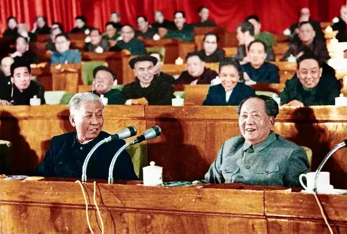 一张老合影刷屏！没有尊卑架子，当年的干群才是真正一家人
 
翻看这张珍贵老照片，