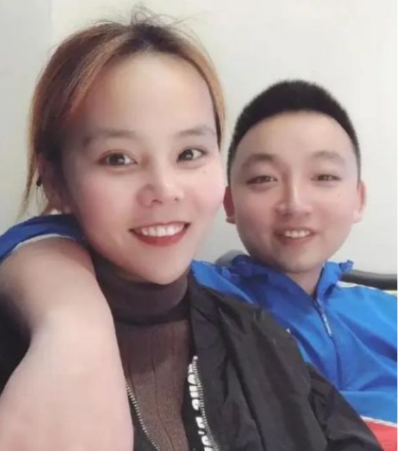在网友心目中熊磊就是典型的一手好牌打的稀烂的代表。
	
就在2月18日熊磊又上热...