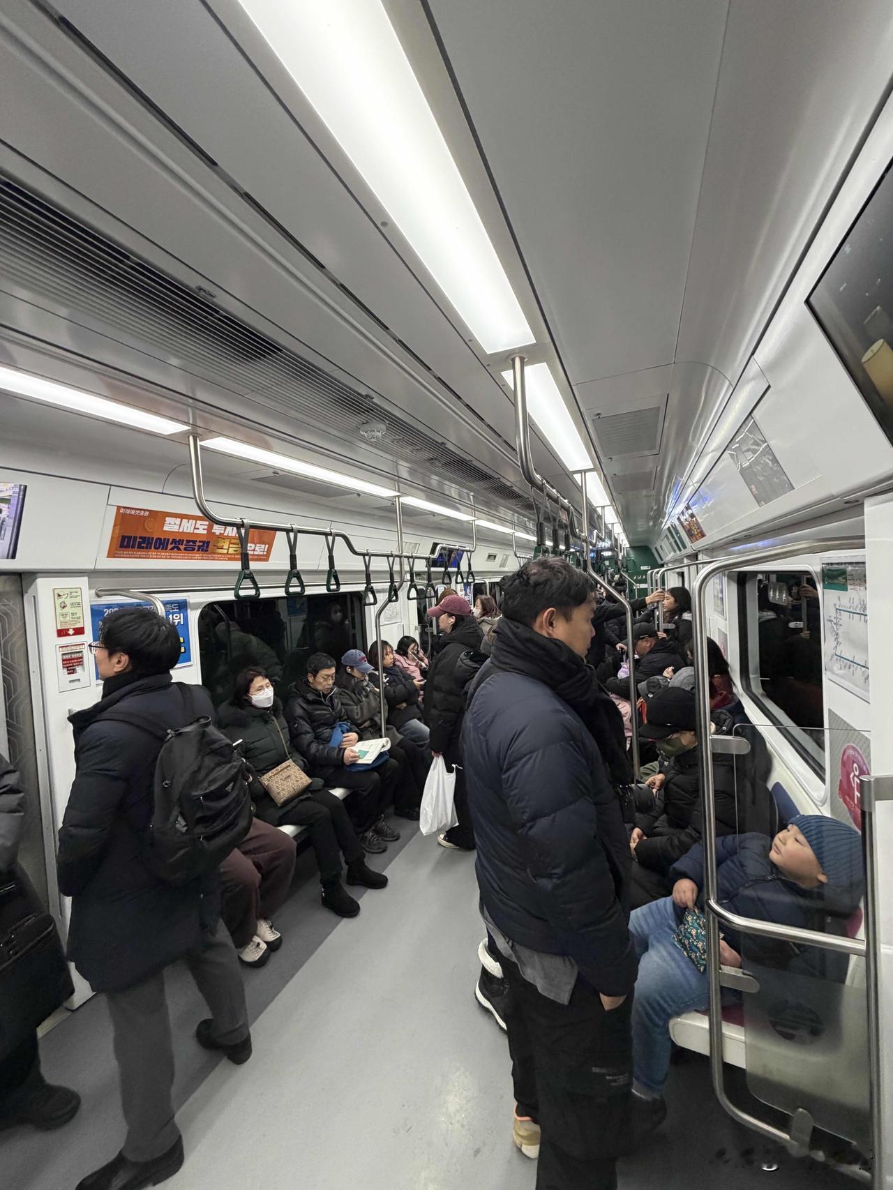 在首尔真的是没有穿衣焦虑！
满大街几乎都是黑白灰穿搭，
黑色羽绒服更是人手一件，