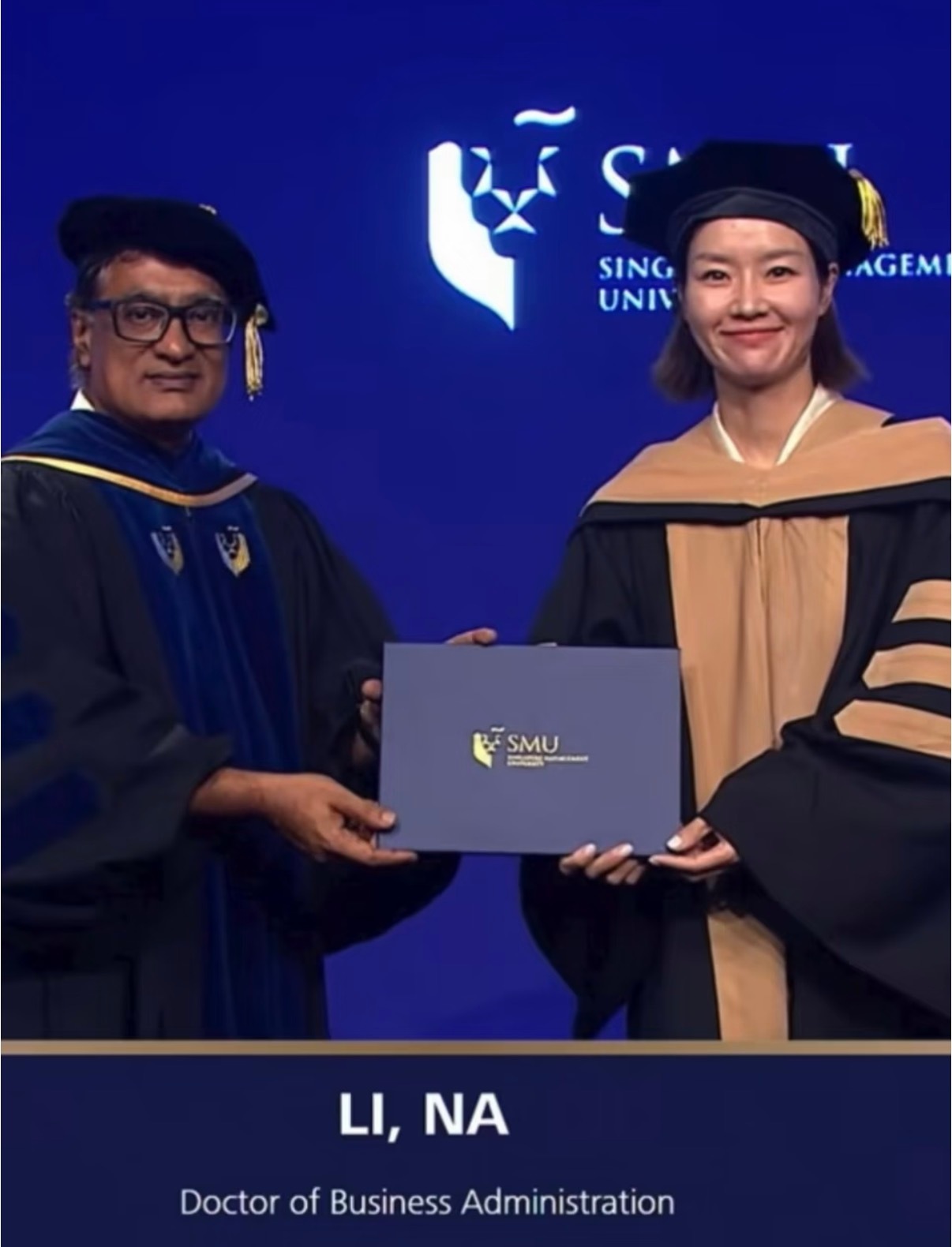 李娜昨天从新加坡管理大学（SMU）的工商管理博士项目正式毕业👩🏻🎓 以后请