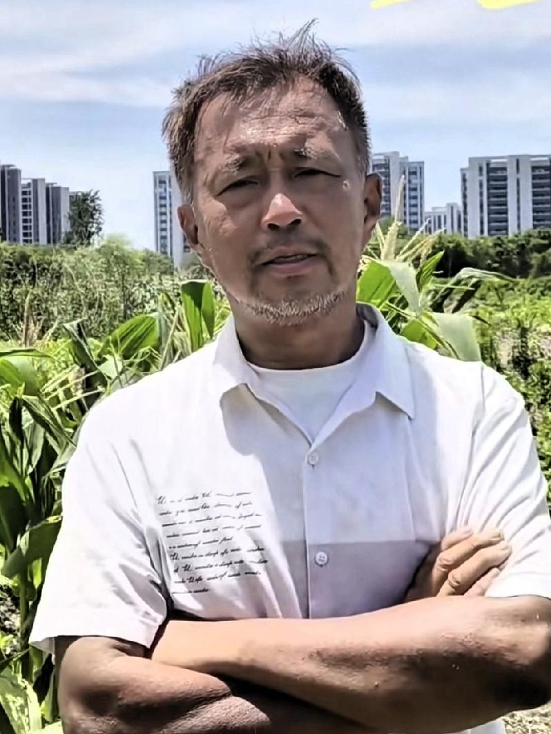 沈巍，这位被称为“流浪大师”的人，着实是网络时代的传奇。他本是上海市徐汇区审计局