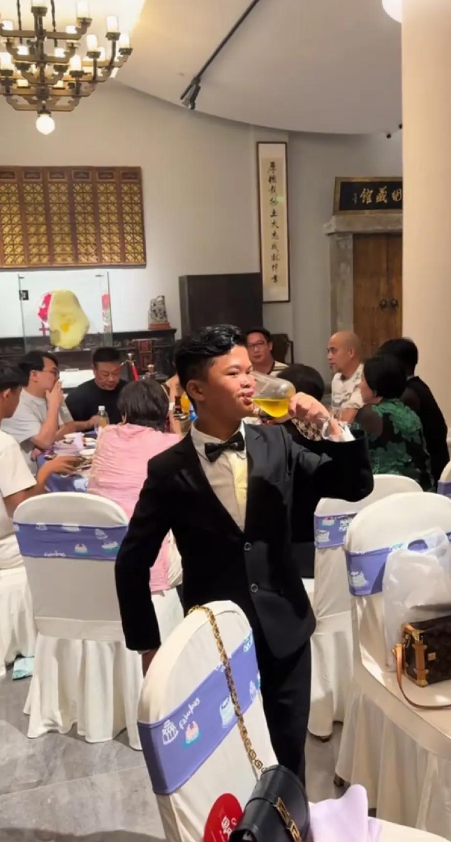 感觉现在这小马云（范小琴）很有名气，他的视频经常被刷到，他在宴席间身穿深色礼服，
