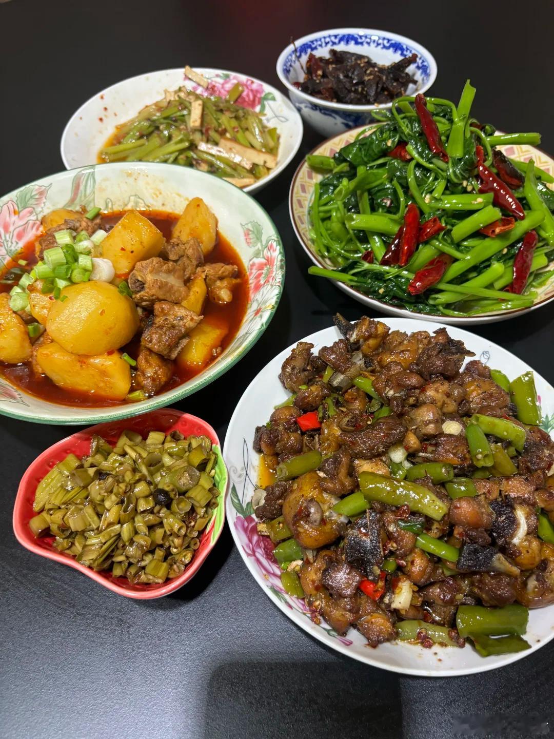 在四川，有一种炫富叫“妈，今天又弄了这么多菜哦”🍚没有精致的摆盘，没有网红滤镜
