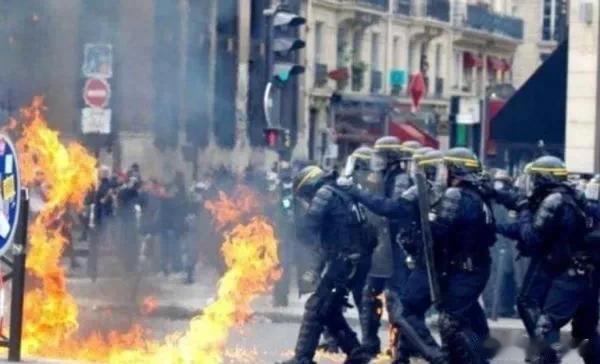 法国骚乱幕后黑手“浮出水面”，马克龙发声引发热议

来源:海峡通报v

最近一段