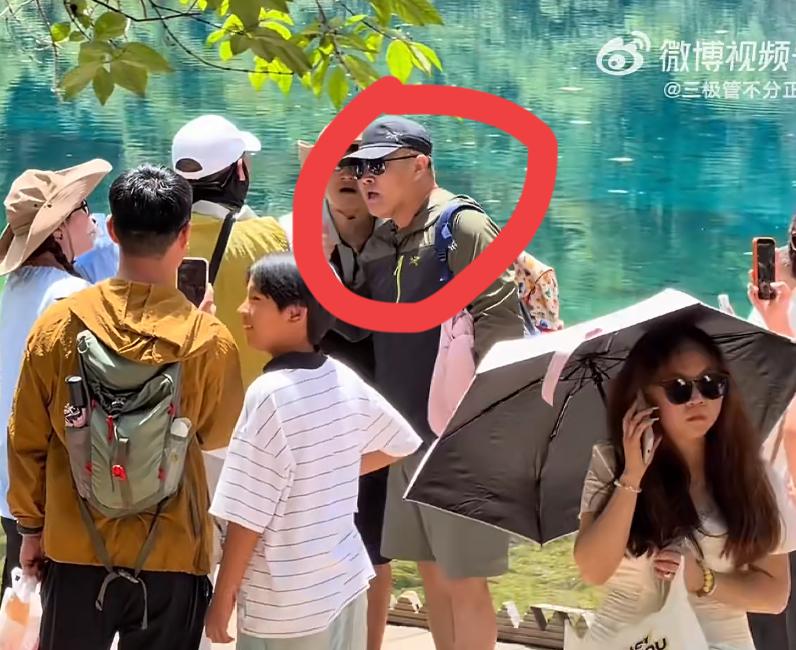 九寨沟五花海排队拍照引发争议，五花海的景色很美，众多游客排队拍照，因为空间有限，