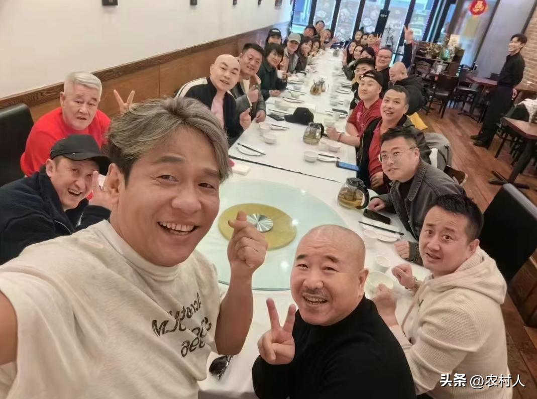 赵家班师徒聚餐时的一张合影，长桌两边坐满赵本山的一众徒弟、家属，属于私下饭局聚会