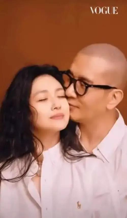 在对的时间嫁对了人，
爱与不爱确认过眼神。
大妈也好，卤妈也好。
光头也好，卤蛋