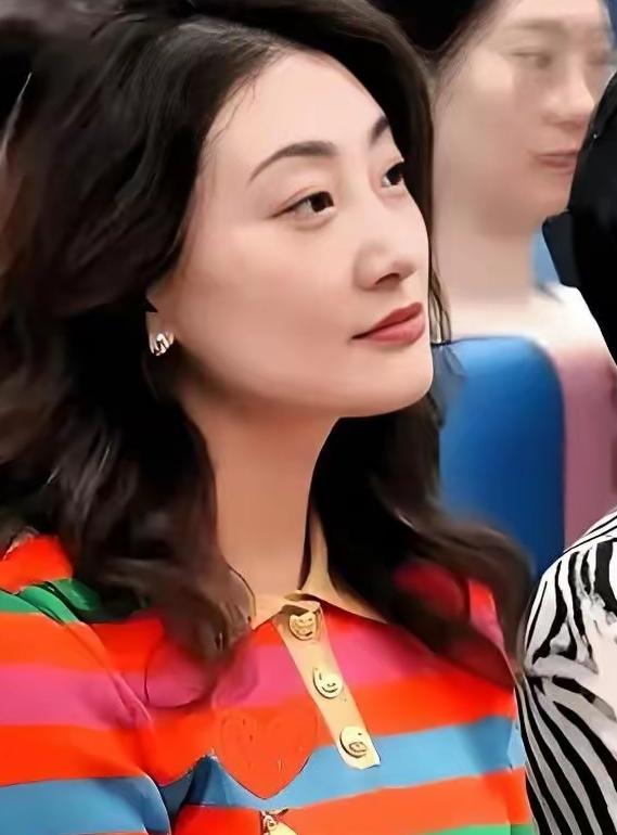 43岁的宗馥莉，其实也挺让人心疼的。
 
父亲走后，她成了娃哈哈唯一的依靠，却也