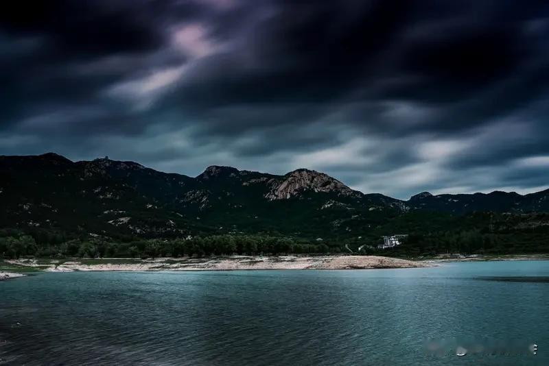 看到“有天有地有日月”这个上联，我琢磨了下，下联得在结构和意境上都对上。“天”“