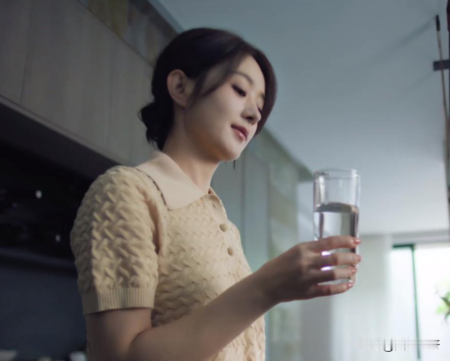 温柔大气，优雅知性，曾经那个被说是丫鬟脸的赵丽颖，让我看到了岁月静好的感觉，“国