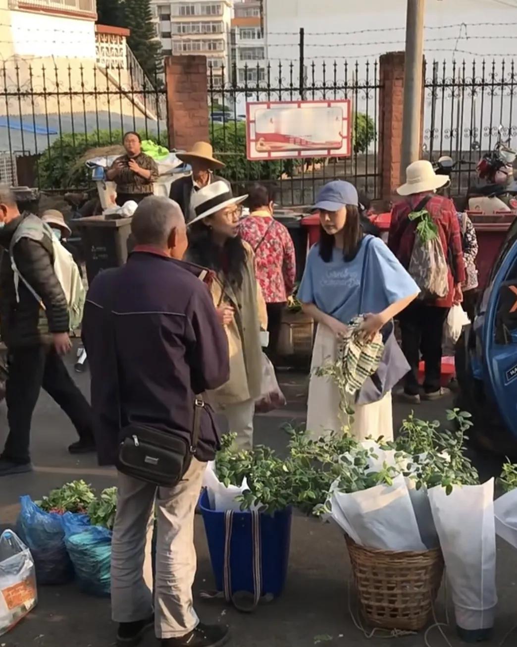 46岁董洁云南菜市场路透，状态好到犯规
 
谁能想到，46岁的董洁会出现在烟火气