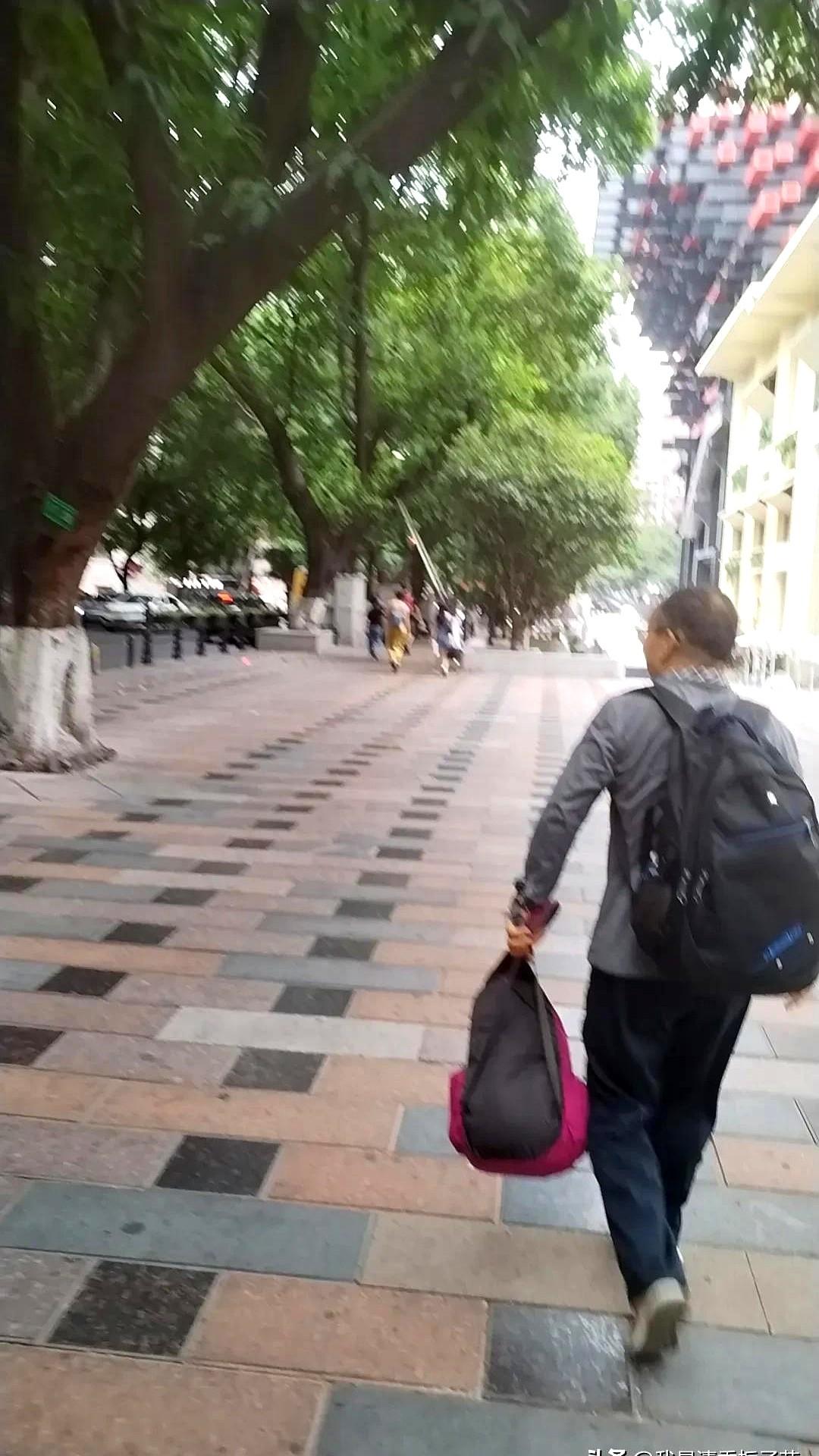 昨天发工资了，我要给老公发200块的红包，结果拒绝了，不要。

不要就不要吧。