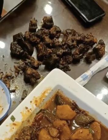 最近刷到个视频，一大哥点了一盘菜，里面翻出24个鸡头，想想都头皮发麻。老板赶紧说