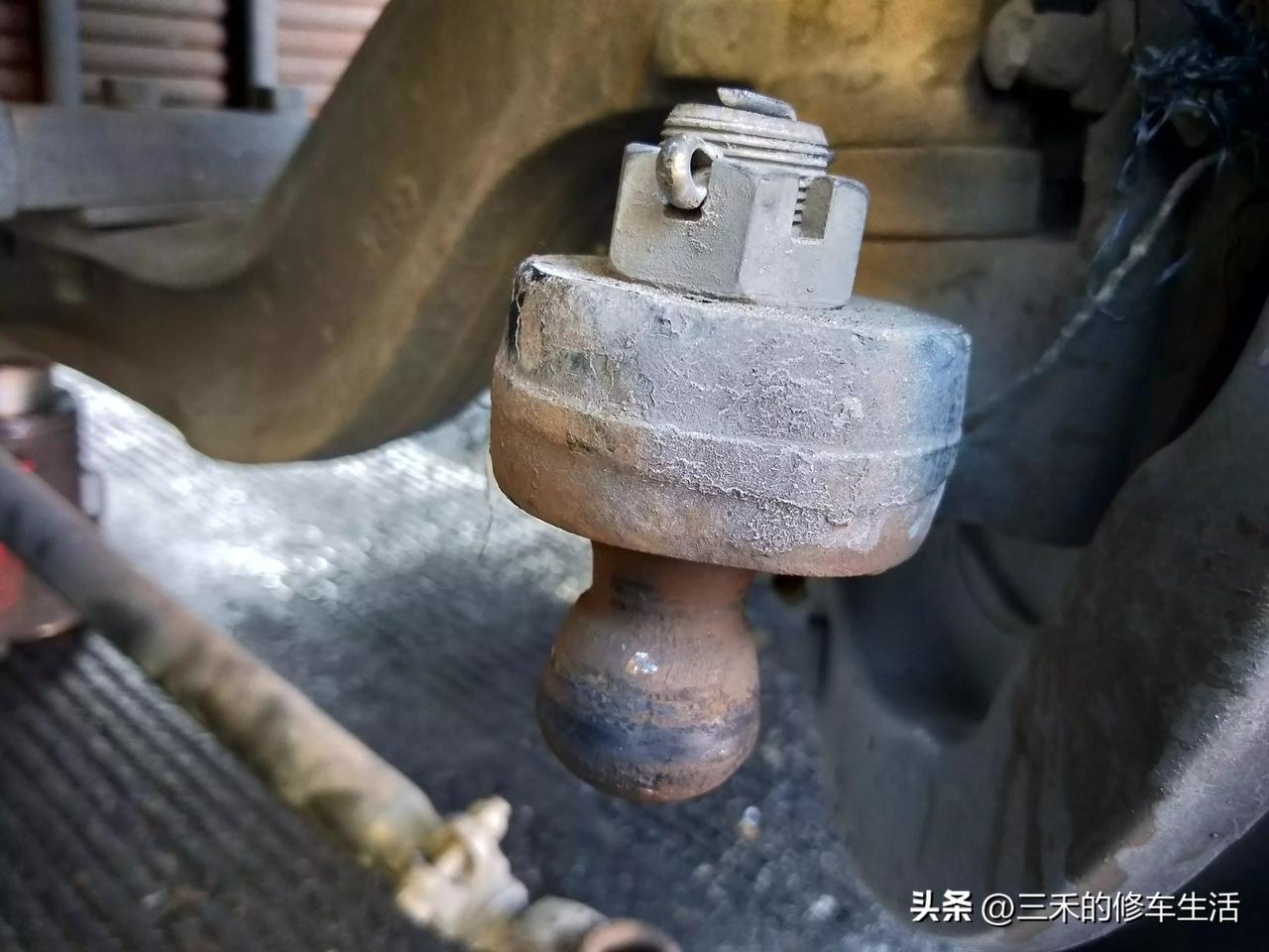 真是太吓人了，没想到这种事，会发生在自己身上！司机事后说到！
这是一辆三桥9米6