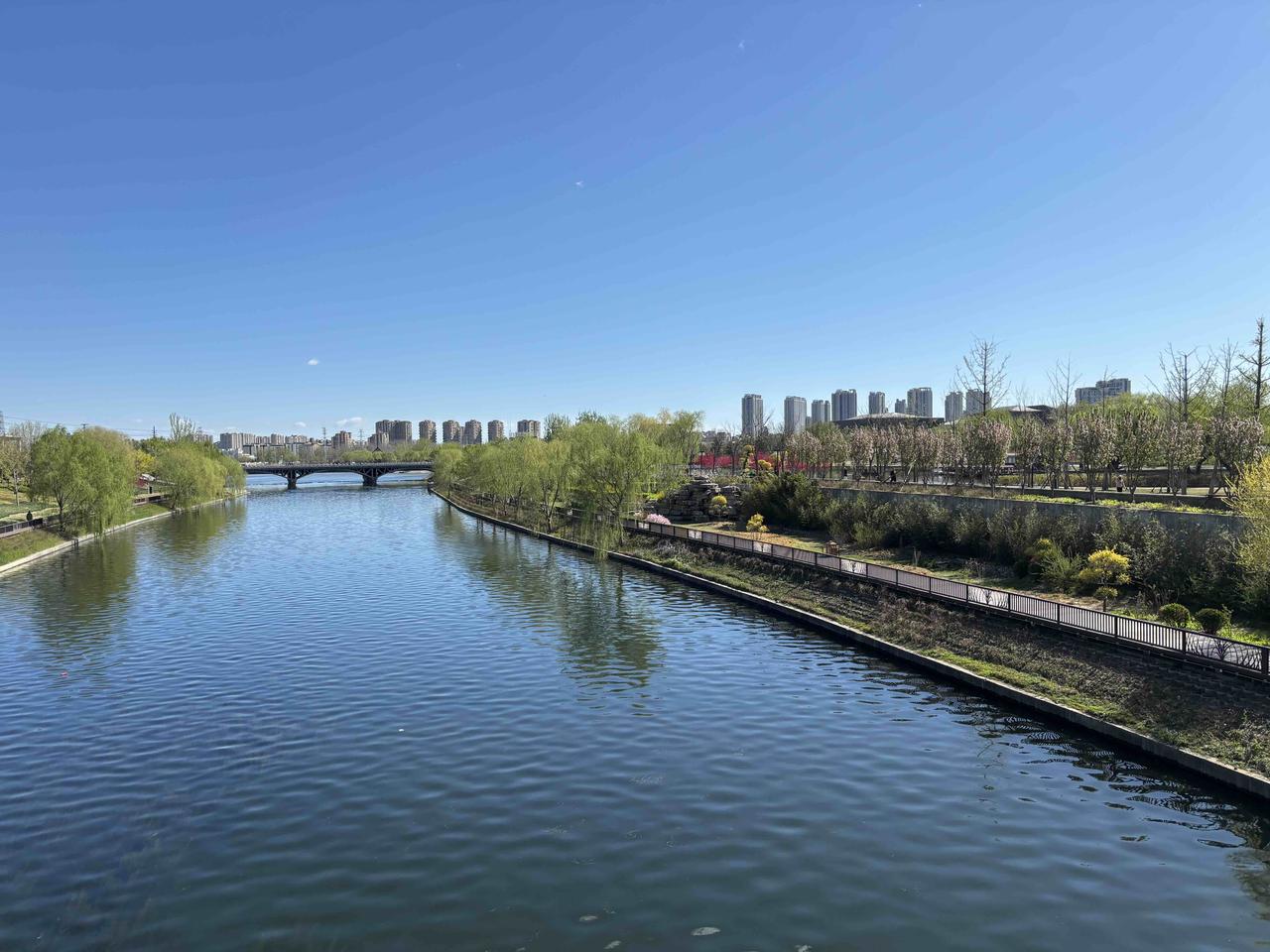 手机随手拍原创图片游览北京大运河北起点的西海子公园拍下照片，欢迎欣赏。