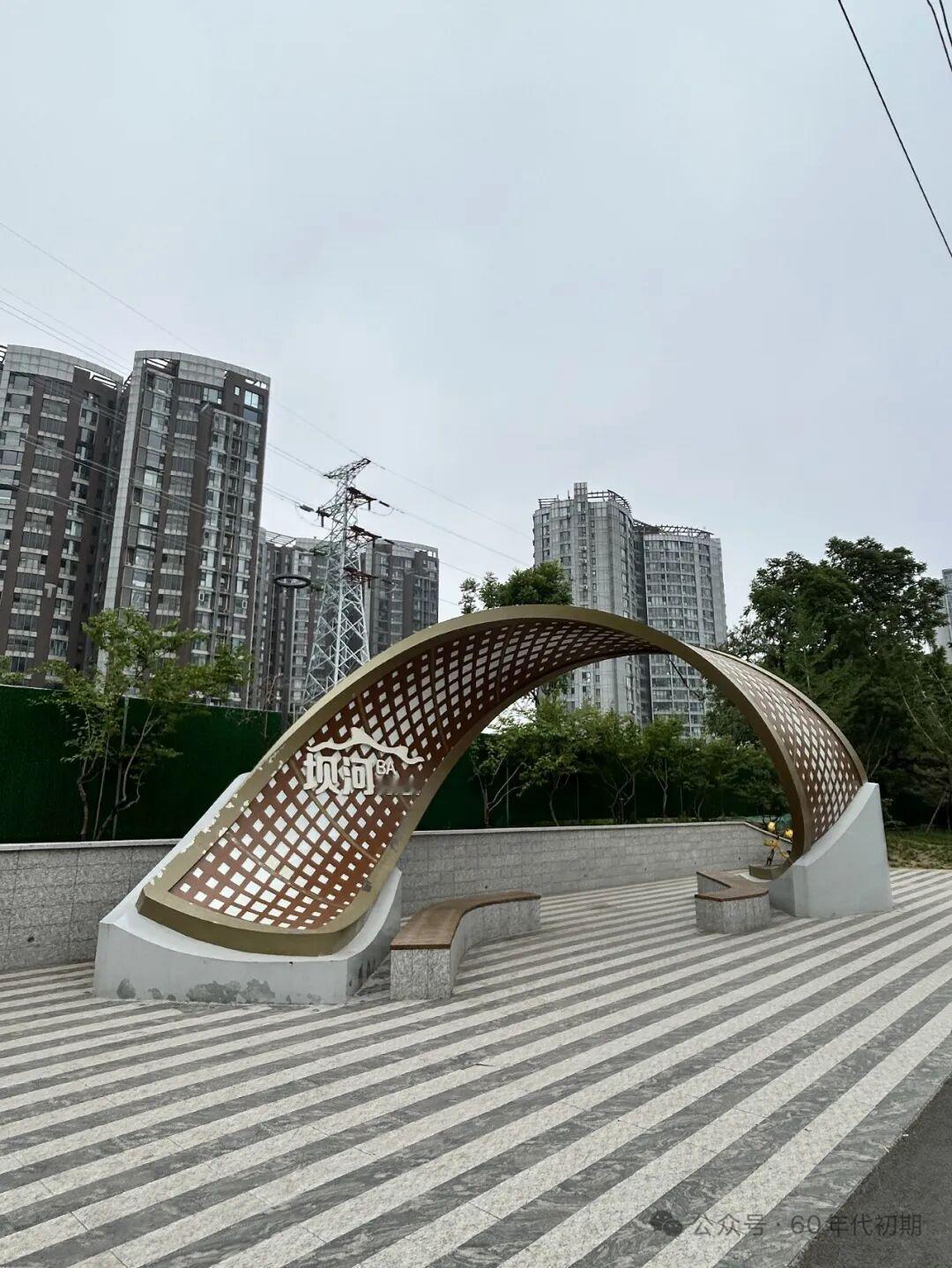 游坝河驼房营闸感怀

曾骑尘路傍坝河，
旧岸荒疏窄径多。
老树中分分野路，
微桥