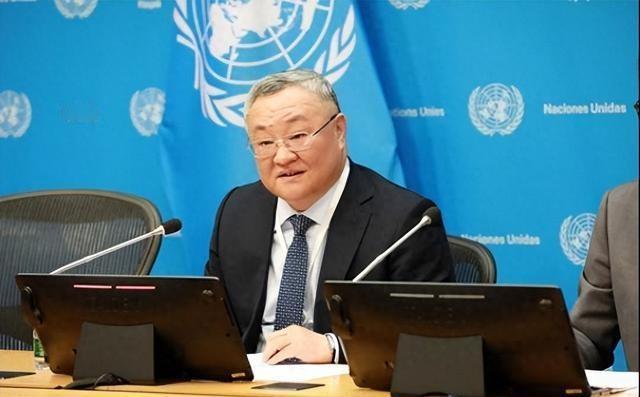 欠了46亿美元会费的美国，眼睁睁看着中国代表傅聪接过安理会主席的槌子。更绝的是，