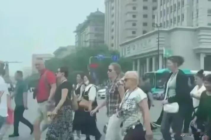 最近看到消息说西安街头外国人变多了，其实本地人应该知道，现在相比80、90、00