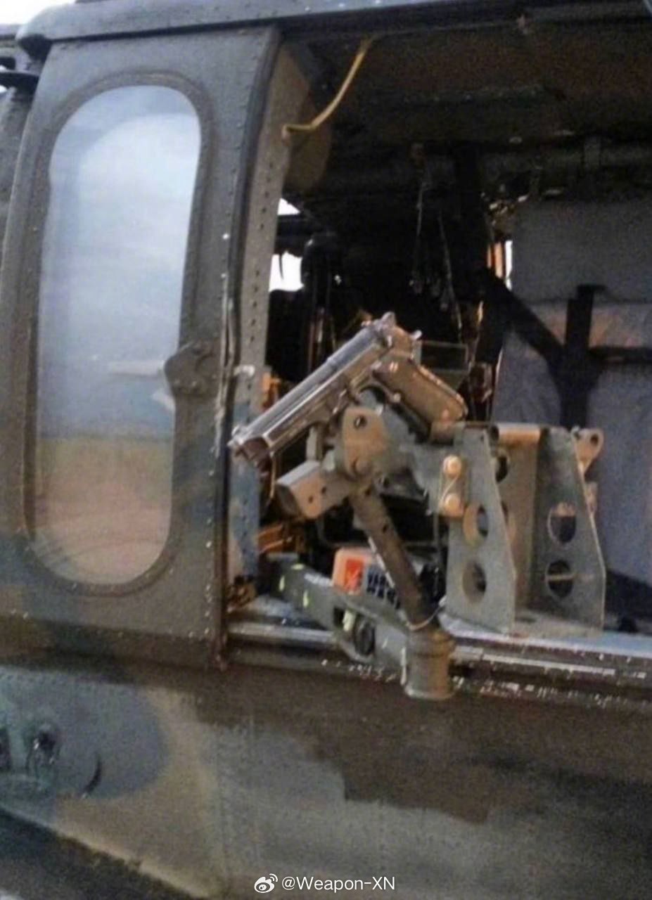 #兵器影像[超话]# 黑鹰直升机的新型对地压制武器 ​​​