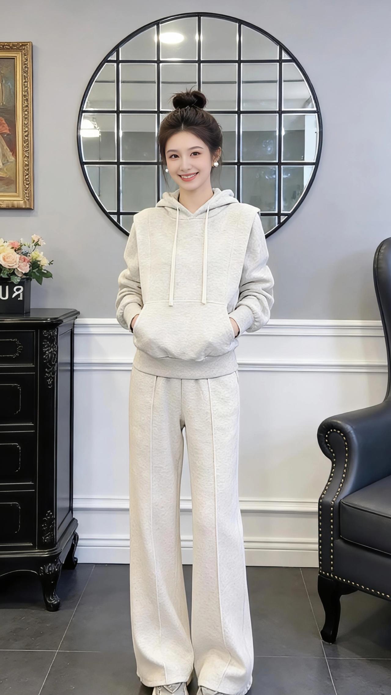 米灰心事
 
清晨的光漫过浅灰的墙，在米灰色的卫衣面料上落下温柔的影。
 
她站