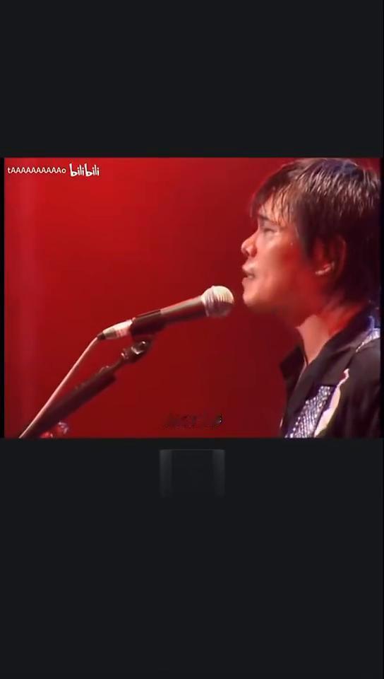 泪桥-伍佰。
曲：伍佰。
词：伍佰。
无心过问你的心里我的吻，代替你所爱的人。这