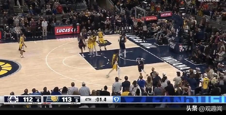 伦纳德神的武器！中投绝杀！🔥
终场前 0.04秒，小卡左侧接球，面对防守球员贴