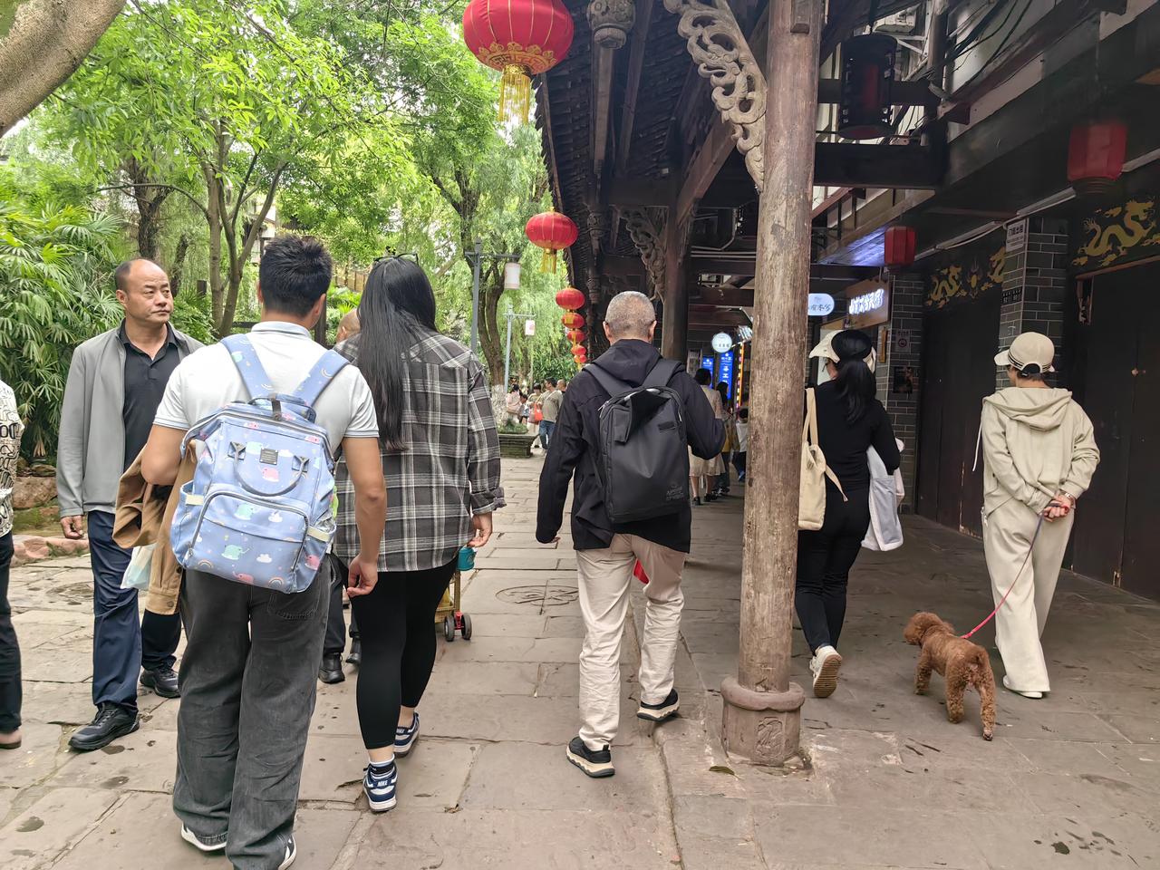 五一节，黄龙溪人从众。