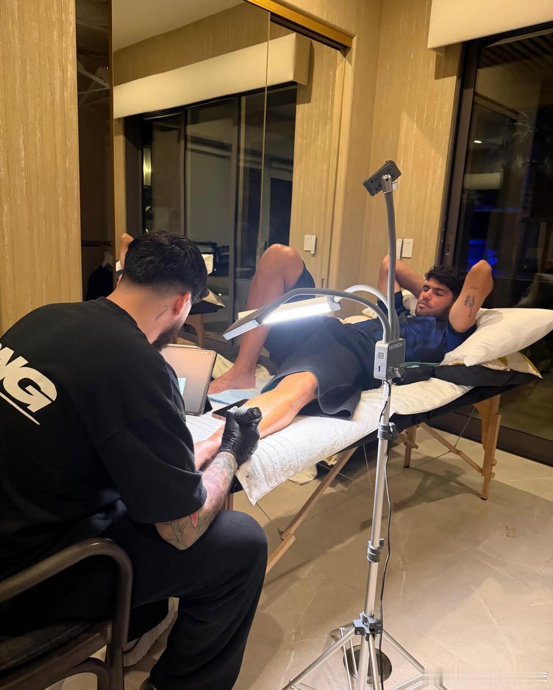 阿卡：兑现澳网承诺，袋鼠上腿了！今天阿尔卡拉斯在自己社交账号中晒出一组新照片，有