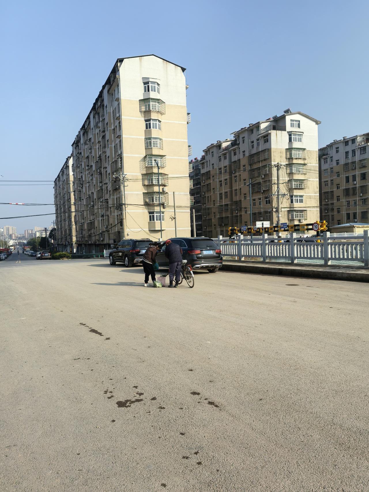 中国在国际社会发挥积极作用的方式多样。在经济上，“一带一路”倡议就像是一座友谊与