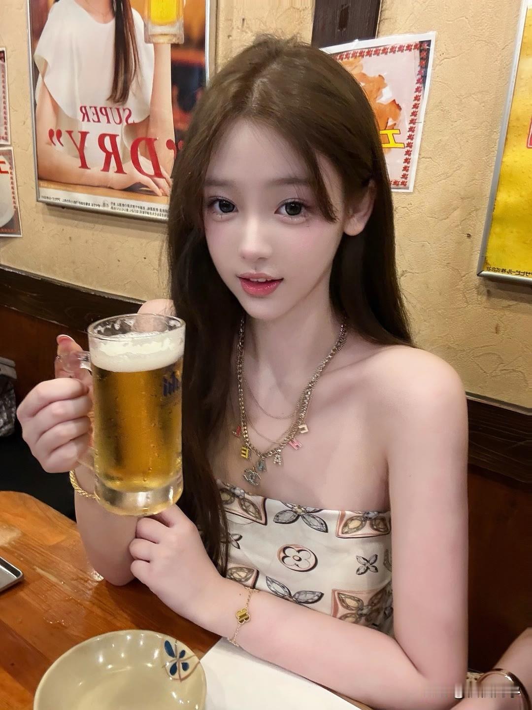 “玉杯轻举，月色满怀”，这画面太美了。想象着在一个静谧的夜晚，手持温润的玉杯，杯