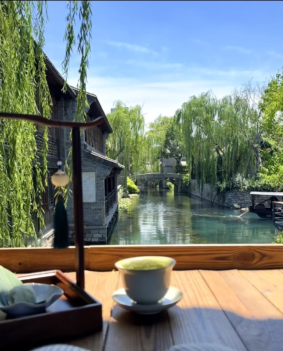 一位养生专家说：
“奉劝大家
一定要早退休，能不延迟就赶快退休。
千万不要想着晚