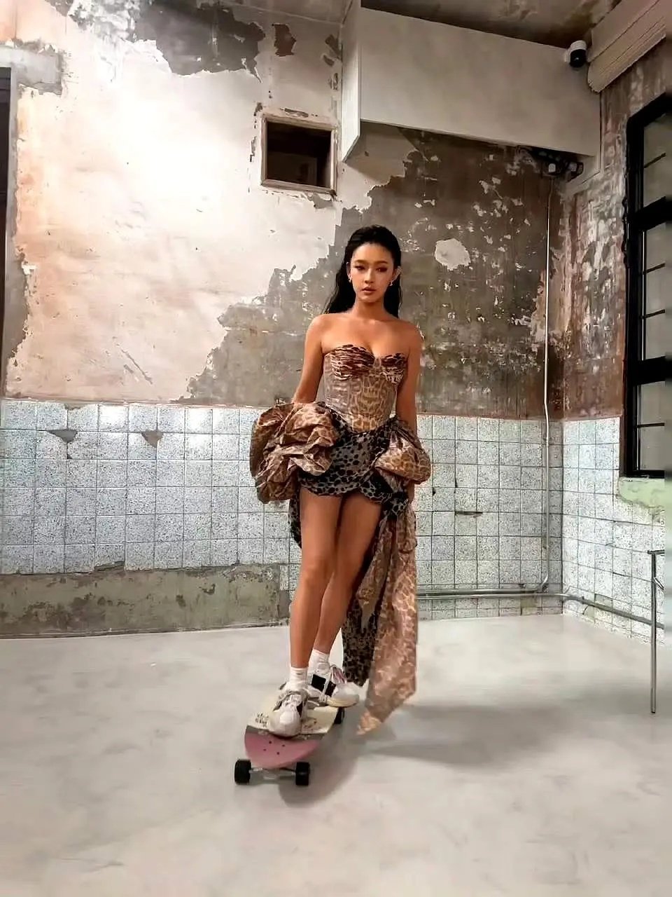 林允这张是不是忘p了？ ​​​