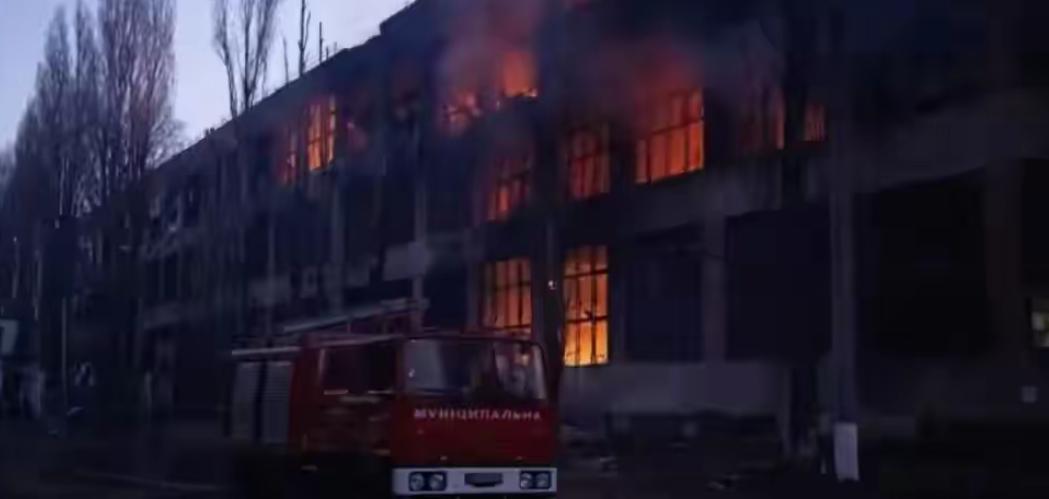 俄乌又开打了，直接给乌克兰断水电，这谁受得了，当地时间12月13日，根据乌克官员