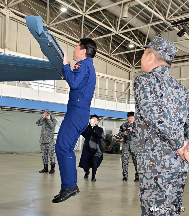 小泉视察某个空军基地，在现场做起来引体向上，这是想炫炫自己的体力呗！感觉这个空军