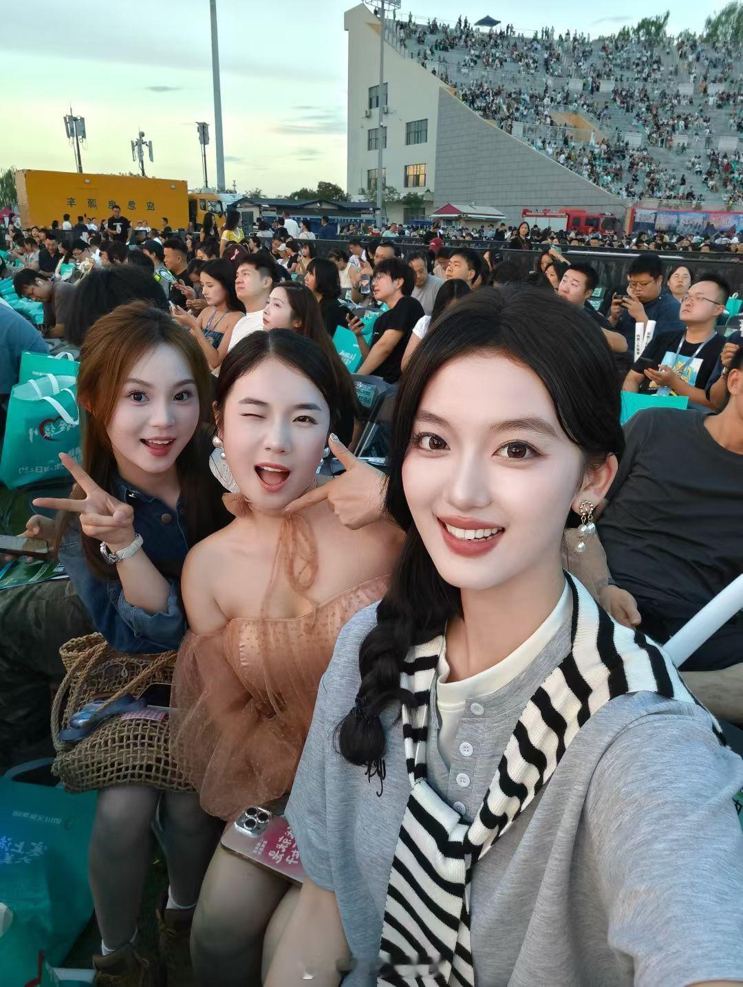 为了赶上热爱的音乐节有多拼 杭州姐妹的20小时极限剧本：从杭州飞银川的机票攥出褶